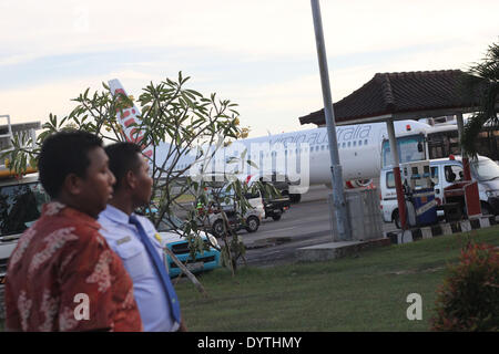 Bali, Indonesien. 25. April 2014. 25 APRIL: Eine indonesische Luftwaffe Wache in der Nähe von Virgin Australia Flugzeug am Ngurah Rai Flughafen am 25. April 2014 in Bali, Indonesien. Ein Passagierflugzeug der Virgin Australia beteiligte sich an einer mutmaßlichen Entführung nach betrunken Passagier versucht, ins Cockpit zu brechen. Der Vorfall verursacht der Pilot das Flugzeug, das von Brisbane nach Bali unterwegs war, eine '' hijack Anruf '' zu machen. Virgin Australia sagte anschließend, dass die Berichte von der Entführung falsch waren und dass das betreffende Flugzeug sicher gelandet. Bildnachweis: Sijori Images/ZUMAPRESS.com/Alamy Live N Stockfoto