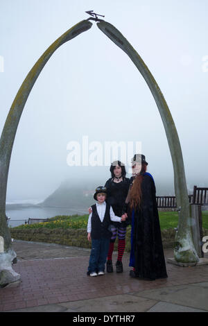 Whitby, North Yorkshire, UK. 25. April 2014. Auf einem treffend nebligen, trüben Tag für den Beginn des Wochenendes Whitby Gothic posieren unter Wals Kieferknochen. Whitbys zweimal jährlich Goth Wochenende (Frühjahr und Herbst) ist eines der größten Gothic Veranstaltungen/Festivals der Welt; zieht Tausende, wo Goths, Punks, Steampunks, Emos, Metaller. Get together für ein Wochenende voller Musik, shopping, Geselligkeit und posiert in ihre seltsame und wunderbare Outfits für die Hunderte von Fotografen, die auch auf der Yorkshire Küstenstadt absteigen. Bildnachweis: ALANDAWSONPHOTOGRAPHY/Alamy Live-Nachrichten Stockfoto