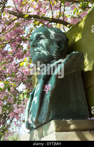 Samuel Morley Statue umgeben von Blüten im Arboretum Park Nottingham Stadt Nottinghamshire England UK Stockfoto