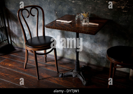 Traditionellen hölzernen Stuhl am Tisch im café Stockfoto