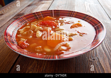 Fasolada - griechischen und zypriotischen Suppe getrocknete weiße Bohnen, Olivenöl und Gemüse Stockfoto