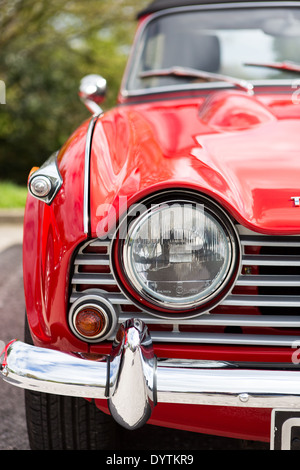 Eine vollständig restaurierte rote Triumph TR4a-Sportwagen Stockfoto