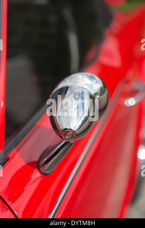 Eine vollständig restaurierte rote Triumph TR4a-Sportwagen Stockfoto