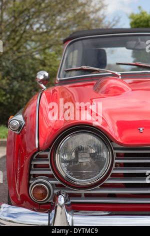 Eine vollständig restaurierte rote Triumph TR4a-Sportwagen Stockfoto