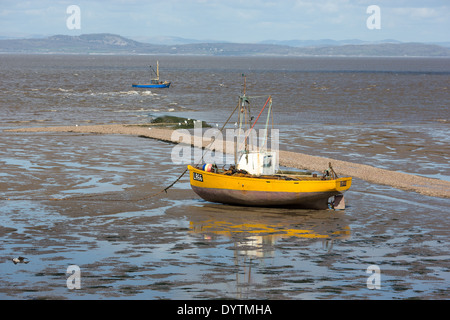 Ein warten auf die Flut in Morecambe Bay an der irischen See Inshore-Fischerboot Stockfoto