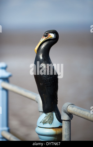 Gusseisen-Skulpturen auf dem Stein Pier am Resort Stadt von Morecambe auf die irische See-Mantel Stockfoto