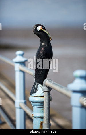 Gusseisen-Skulpturen auf dem Stein Pier am Resort Stadt von Morecambe auf die irische See-Mantel Stockfoto