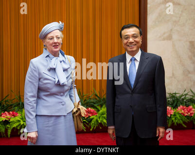 Peking, China. 25. April 2014. Chinese Premier Li Keqiang (R) trifft sich mit der dänischen Königin Margrethe II in Peking, Hauptstadt von China, 25. April 2014. Bildnachweis: Xie Huanchi/Xinhua/Alamy Live-Nachrichten Stockfoto