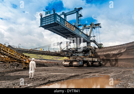 Kolossale Schaufelrad-Bagger (BWE) KU 300 Graben Braunkohle im Tagebau-Vršany Coal Mine, Nordböhmen, Tschechien Stockfoto