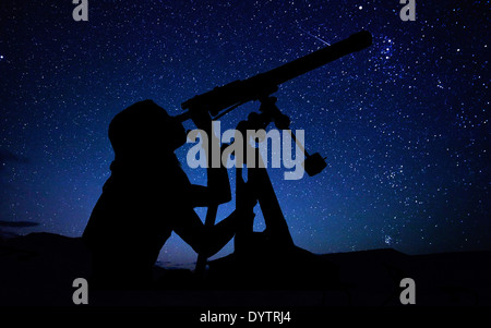 junges Mädchen Sterngucken mit Teleskop Stockfoto