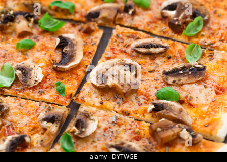 Vegetarische Pizza mit Pilzen Stockfoto