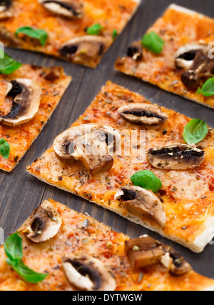 Vegetarische Pizza mit Pilzen Stockfoto