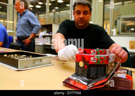 (140425)--Brüssel, 25. April 2014 (Xinhua)--A arbeiten Mitarbeiter Packungen Euro Gedenkmünzen zum 100-jährigen Jubiläum des ersten Weltkriegs an der königlichen Minze von Belgien in Brüssel, Hauptstadt von Belgien, am 24. April 2014. (Xinhua/Gong Bing) Stockfoto