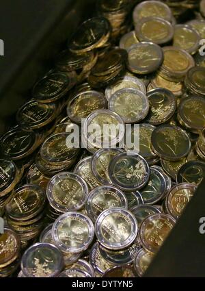 (140425)--Brüssel, 25. April 2014 (Xinhua)--Foto aufgenommen am 24. April 2014 zeigt Euro-Gedenkmünzen zum 100-jährigen Jubiläum des ersten Weltkriegs an der Royal Mint Belgien in Brüssel, Hauptstadt von Belgien. (Xinhua/Gong Bing) Stockfoto