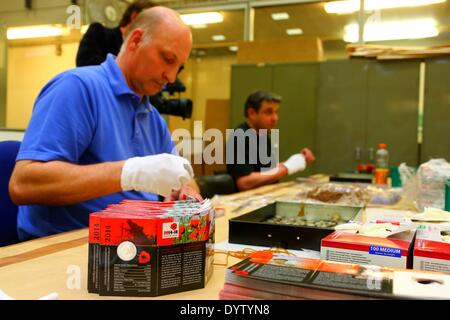 (140425)--Brüssel, 25. April 2014 (Xinhua)--A arbeiten Mitarbeiter Packungen Euro Gedenkmünzen zum 100-jährigen Jubiläum des ersten Weltkriegs an der königlichen Minze von Belgien in Brüssel, Hauptstadt von Belgien, am 24. April 2014. (Xinhua/Gong Bing) Stockfoto