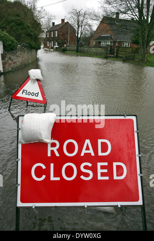 Warnschild wegen Hochwassers auf Salisbury Plain, Wiltshire, UK, nach den Regenfällen im Frühjahr 2014 gesperrt. Stockfoto