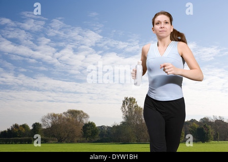 Frau läuft auf dem Lande Stockfoto