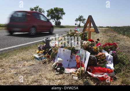 Gedenkstätte Kreuz für ein Opfer der Verkehr auf der Straße Stockfoto