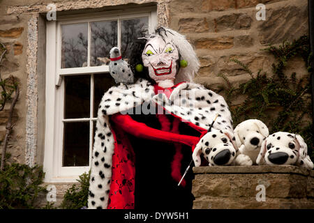 Wray, Lancaster, UK, 25. April 2014. "Crowella de Village" und Pups als Vorbereitung für die Wray Scarecrow Festival, mit dem Thema "Helden und Schurken", die am Samstag, 26. April 2014 Für eine Reihe von Veranstaltungen, darunter 10 km Lauf öffnet, Scarecrow Parade, und Jahrmarkt. Die vogelscheuche Festival, gegründet 1995, findet jedes Jahr in der Woche vor dem Tag der Arbeit, wenn es eine Messe. Es gibt Erfrischungen täglich im Dorf Halle und eine Parade der Riesen serviert. Viele der Dorfbewohner, Vogelscheuchen, die außerhalb Ihres Hauses. Stockfoto