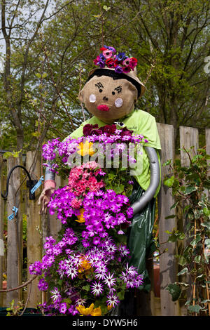 Wray, Lancastrer, UK 25. April 2014.  Vorbereitung der Wray Scarecrow Festival unter dem Motto "Helden & Schurken" die öffnet am Samstag, 26. April 2014 für eine Reihe von Veranstaltungen, darunter 10 km Lauf, Vogelscheuche Parade und Kirmes im Gange. Das Scarecrow Festival, gegründet 1995, findet jedes Jahr während der Woche bis zum Maifeiertag wird eine Messe. Während der Woche gibt es Erfrischungen serviert täglich in der Dorfhalle und eine Parade der Riesen. Viele der Dorfbewohner Aufmachungen Vogelscheuchen außerhalb ihrer Häuser. Bildnachweis: Mar Photographics/Alamy Live-Nachrichten Stockfoto