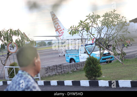 Bali, Indonesien. 25. April 2014. 25 APRIL: Eine indonesische Luftwaffe Wache in der Nähe von Virgin Australia Flugzeug am Ngurah Rai Flughafen am 25. April 2014 in Bali, Indonesien. Ein Passagierflugzeug der Virgin Australia beteiligte sich an einer mutmaßlichen Entführung nach betrunken Passagier versucht, ins Cockpit zu brechen. Der Vorfall verursacht der Pilot das Flugzeug, das von Brisbane nach Bali unterwegs war, eine '' hijack Anruf '' zu machen. Virgin Australia sagte anschließend, dass die Berichte von der Entführung falsch waren und dass das betreffende Flugzeug sicher gelandet. Bildnachweis: Sijori Images/ZUMAPRESS.com/Alamy Live N Stockfoto