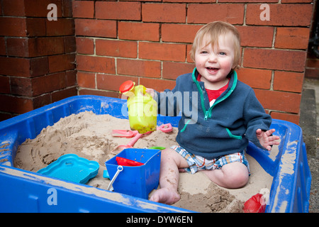 Kleiner Junge spielt in der Sandgrube Stockfoto