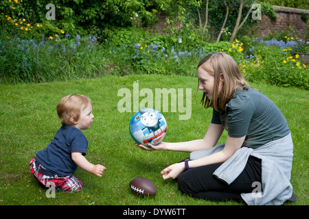 Kinder Spiel und Spaß in einem Garten im Sommer. Stockfoto