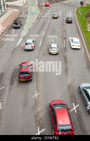 Verkehr von oben. Vier Bahnen der Autos auf einer Straße in Sheffield, England, Großbritannien Stockfoto