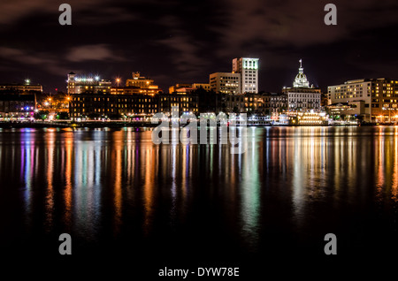 Savannah, Georgia Skyline aus über den Fluss in der Nacht Stockfoto