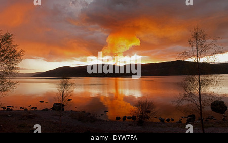 Waldbrand bei Sonnenuntergang über Loch Ness Stockfoto