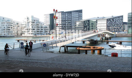 Menschen überqueren Sie die 190 m kombiniert Fußgänger und Radfahrer Brücke Bryggebroen in Kopenhagen, Dänemark, 19. April 2014. Die Brücke für die Öffentlichkeit im Jahr 2006 eröffnet. Foto: Nicole Becker - kein Draht-SERVICE Stockfoto