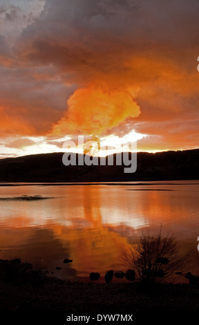 Waldbrand bei Sonnenuntergang über Loch Ness Stockfoto