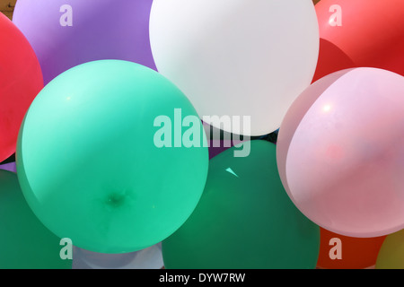 Bunte Luftballons wird über eine Straße in Cotacachi, Ecuador Stockfoto