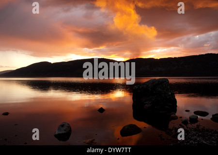 Waldbrand bei Sonnenuntergang über Loch Ness Stockfoto