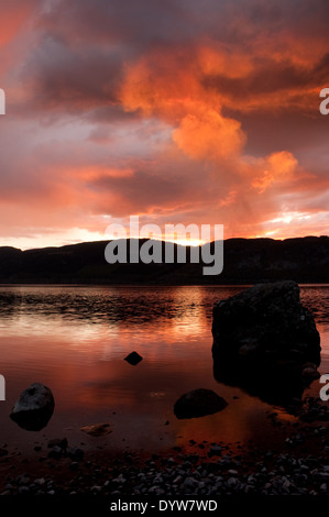 Waldbrand bei Sonnenuntergang über Loch Ness Stockfoto