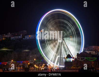 Das große Rad beleuchtet in der Nacht in Torquay, Devon England UK Stockfoto