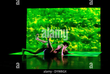 Dresden, Deutschland. 25. April 2014. Dresden, Deutschland. 25. April 2014. Die Tänzer Pei-Hua Huang und Ming Yuan Tsai des Cloud Gate Dance Theatre von Tawain Proben für die Deutschlandpremiere von "Reis" in Hellerau Theater in Dresden, Deutschland, 25. April 2014. Das Festival "Taiwan heute" präsentiert das Cloud Gate Dance Theatre of Taiwan, das Tanz-Forum-Taipei und Taipei-Männerchor. © Dpa picture-Alliance/Alamy Live News Bildnachweis: Dpa/Alamy Live-Nachrichten Stockfoto