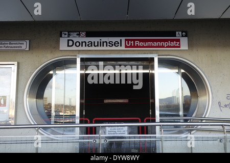 Wien, U1 station Donauinsel, Brücke Reichsbruecke, Österreich, 22. Bezirk, Donaucity Stockfoto