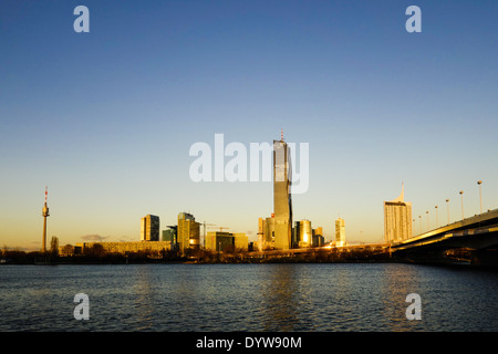 Wien, Danube City, DC-Tower, Dominique Perrault, Reichsbruecke, Österreich, 22. zu überbrücken. Bezirk, Donaucity Stockfoto