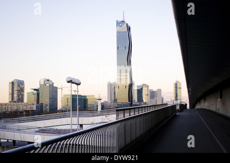 Wien, Danube City, DC-Tower, Dominique Perrault, Reichsbruecke, Österreich, 22. zu überbrücken. Bezirk, Donaucity Stockfoto