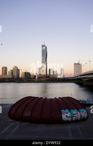 Wien, Danube City, DC-Tower, Dominique Perrault, Reichsbruecke, Österreich, 22. zu überbrücken. Bezirk, Donaucity Stockfoto
