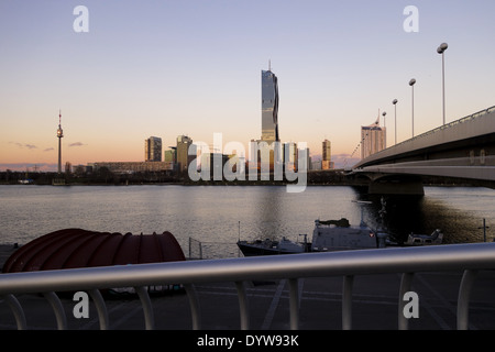 Wien, Danube City, DC-Tower, Dominique Perrault, Reichsbruecke, Österreich, 22. zu überbrücken. Bezirk, Donaucity Stockfoto