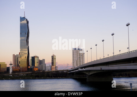 Wien, Danube City, DC-Tower, Dominique Perrault, Reichsbruecke, Österreich, 22. zu überbrücken. Bezirk, Donaucity Stockfoto