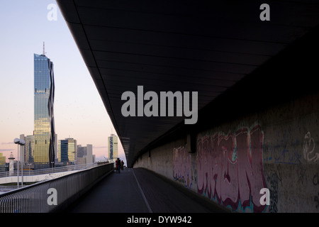 Wien, Danube City, DC-Tower, Dominique Perrault, Reichsbruecke, Österreich, 22. zu überbrücken. Bezirk, Donaucity Stockfoto