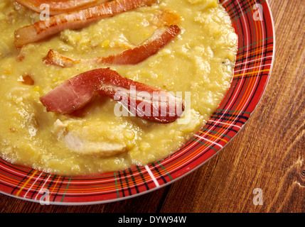 Artsoppa Erbsensuppe - Ärtsoppa. Traditionelle schwedische Küche Teller Stockfoto