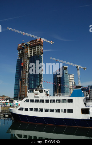 Fähre & Bau arbeitest du für Ocean Village Harbor, Southampton UK Stockfoto