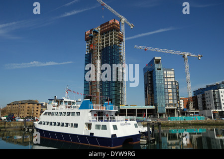 Fähre & Bau arbeitest du für Ocean Village Harbor, Southampton UK Stockfoto