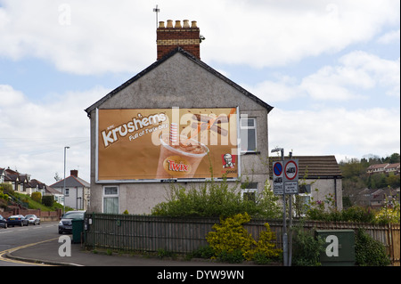 KFC-Krushems mit Twix Werbung Billboard JCDecaux bauseits an Seitenwand des Hauses in Newport South Wales UK Stockfoto