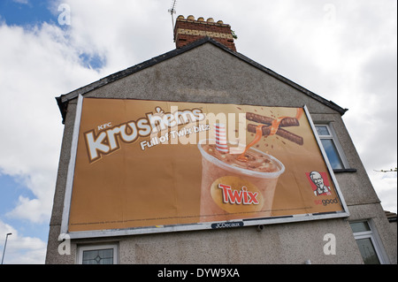 KFC-Krushems mit Twix Werbung Billboard JCDecaux bauseits an Seitenwand des Hauses in Newport South Wales UK Stockfoto