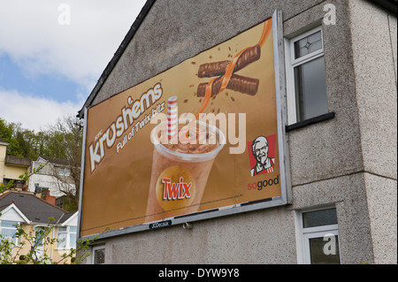 KFC-Krushems mit Twix Werbung Billboard JCDecaux bauseits an Seitenwand des Hauses in Newport South Wales UK Stockfoto